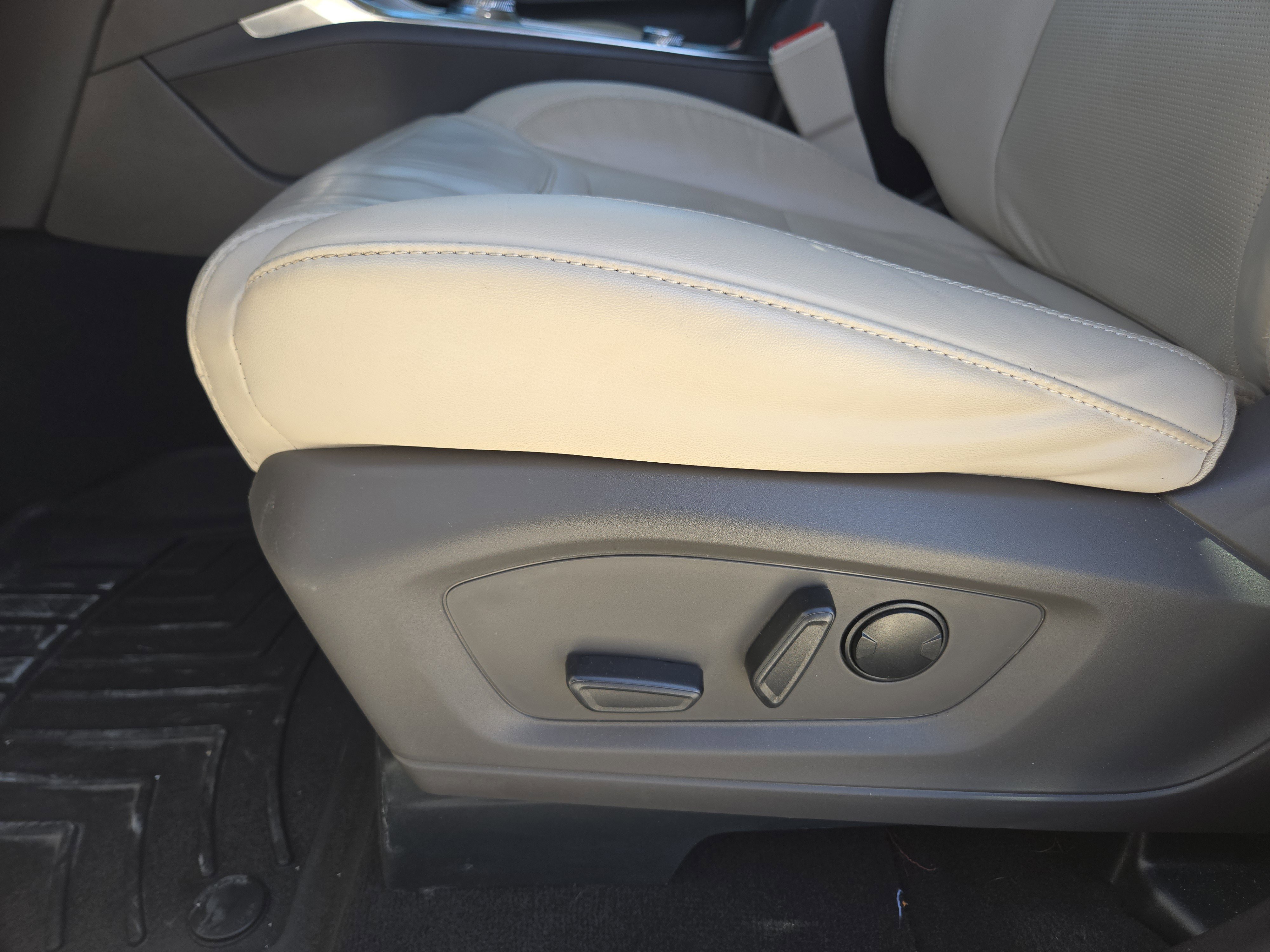 Certified 2023 Ford Explorer Platinum w/ Technology Package AWD/4WD image 24