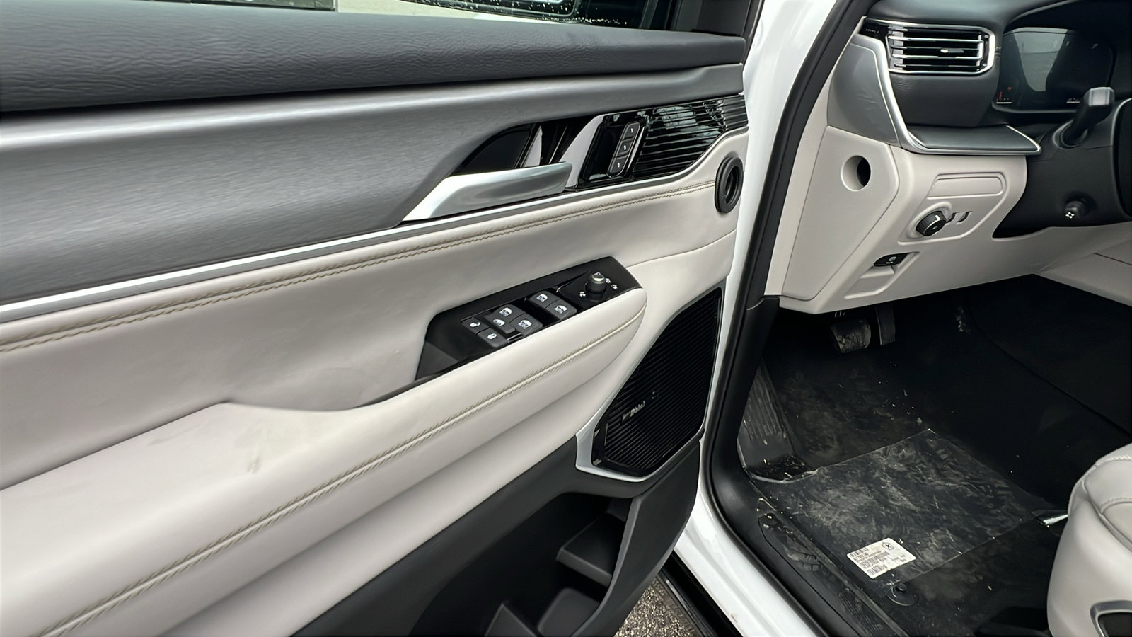 New 2025 Jeep Wagoneer L Series III image 15