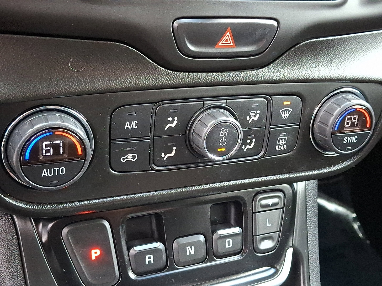 Used 2021 GMC Terrain SLE w/ Driver Convenience Package image 16