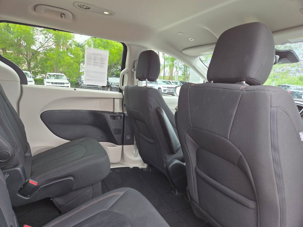 Used 2019 Chrysler Pacifica Touring Plus w/ Advanced Safetytec Group FWD image 12