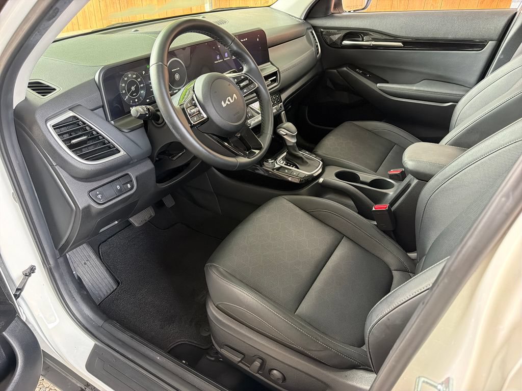 Used 2024 Kia Seltos EX FWD image 2