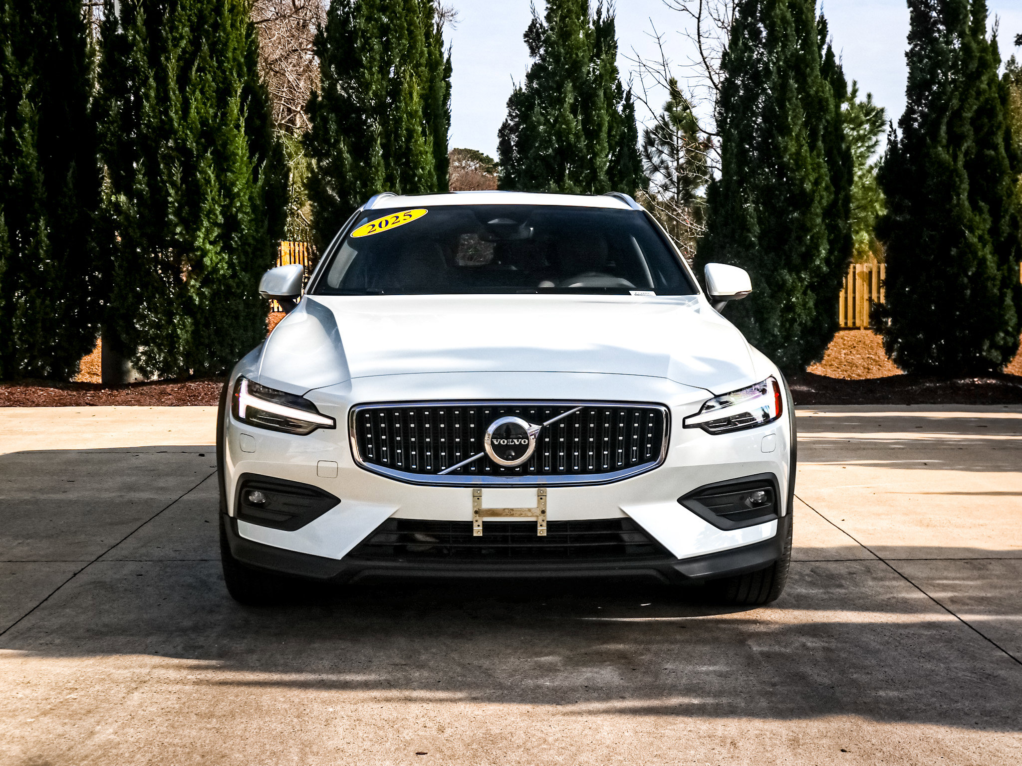 Used 2025 Volvo V60 B5 Cross Country Plus image 3