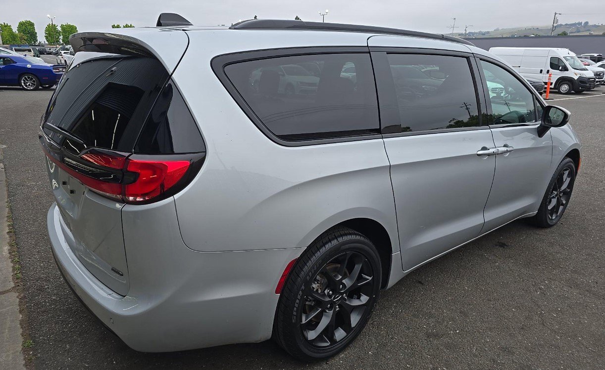 Used 2023 Chrysler Pacifica Touring-L w/ S Appearance Package AWD/4WD image 4