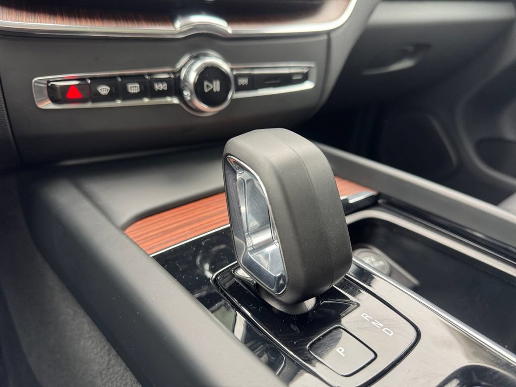 Certified 2023 Volvo XC60 B5 Plus w/ Protection Package Premier AWD/4WD image 17