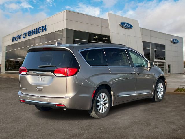 Used 2017 Chrysler Pacifica Touring-L FWD image 5