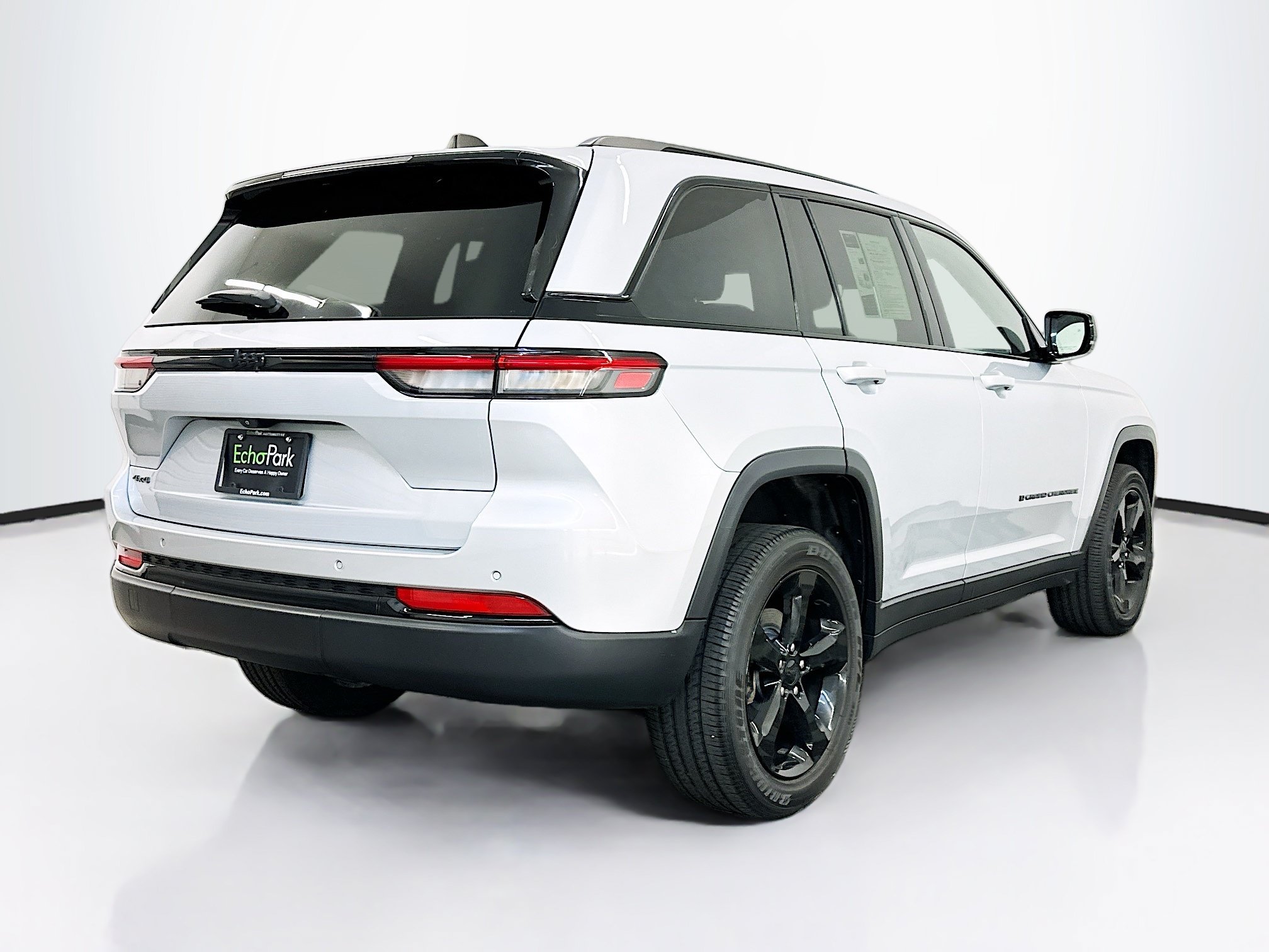 Used 2023 Jeep Grand Cherokee Altitude AWD/4WD image 9