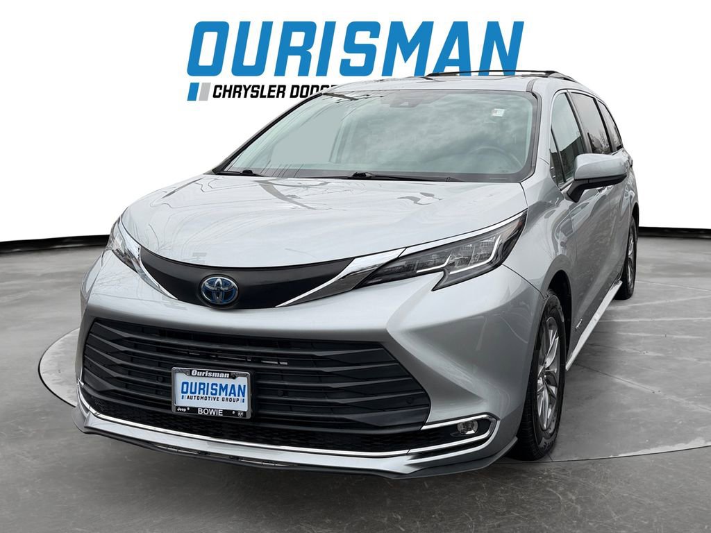 Used 2021 Toyota Sienna XLE image 2