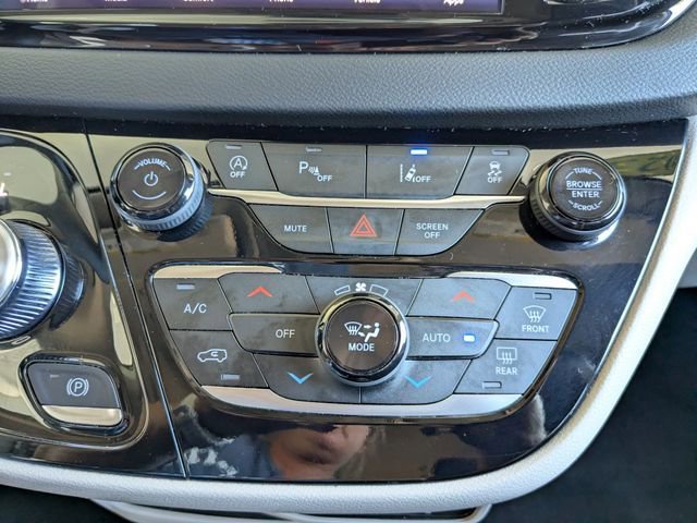 Used 2023 Chrysler Pacifica Touring-L FWD video 3