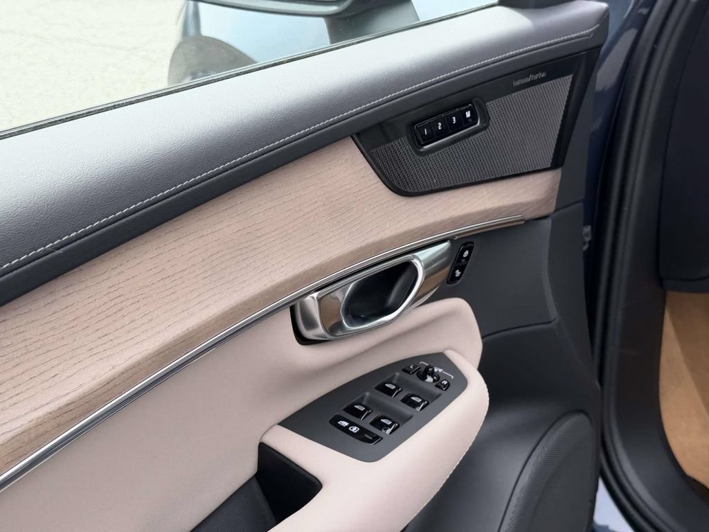New 2026 Volvo XC90 T8 Ultra w/ Protection Package Premier AWD/4WD image 17