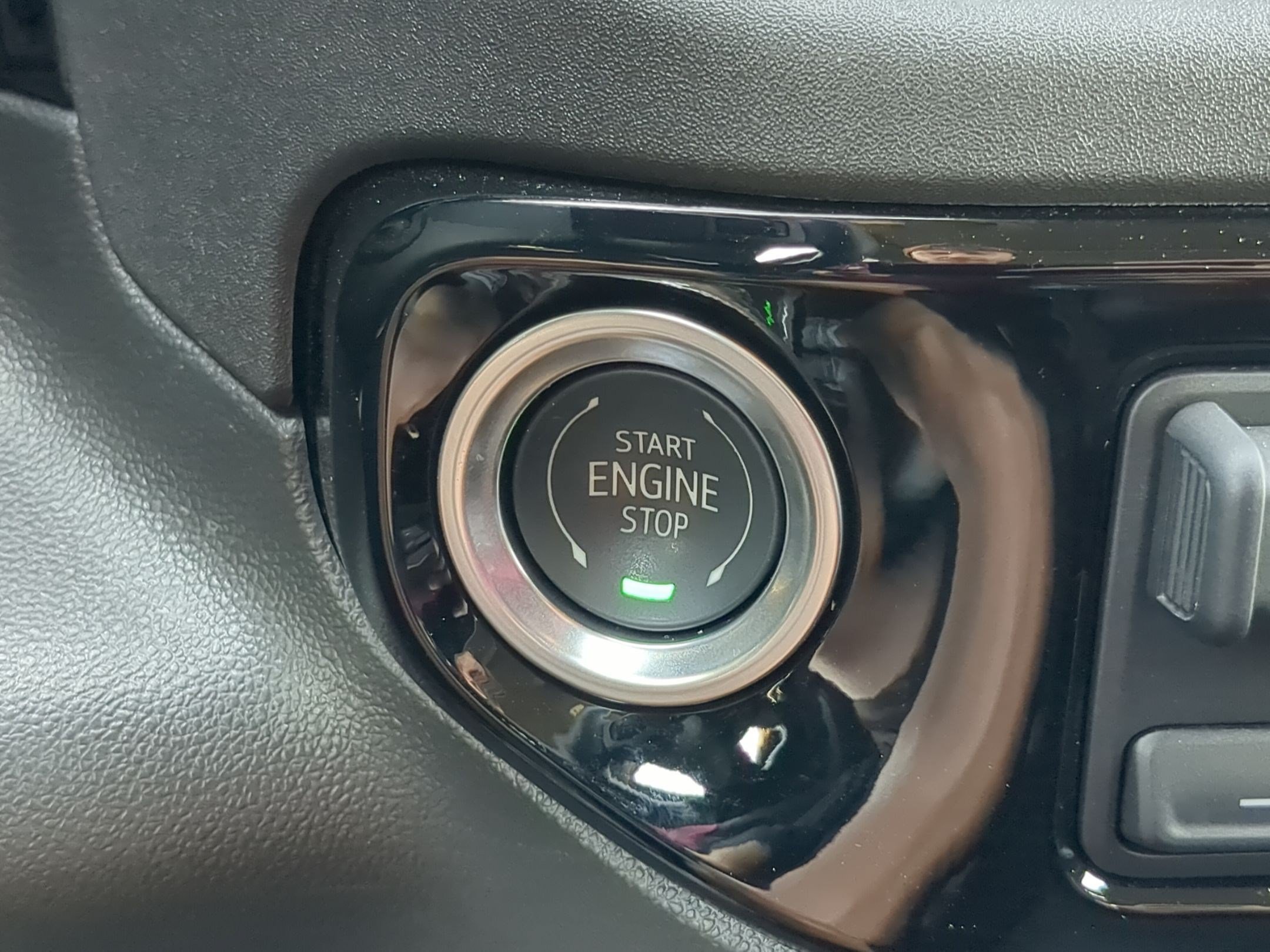 Used 2025 Chevrolet Silverado 1500 LT AWD/4WD image 18