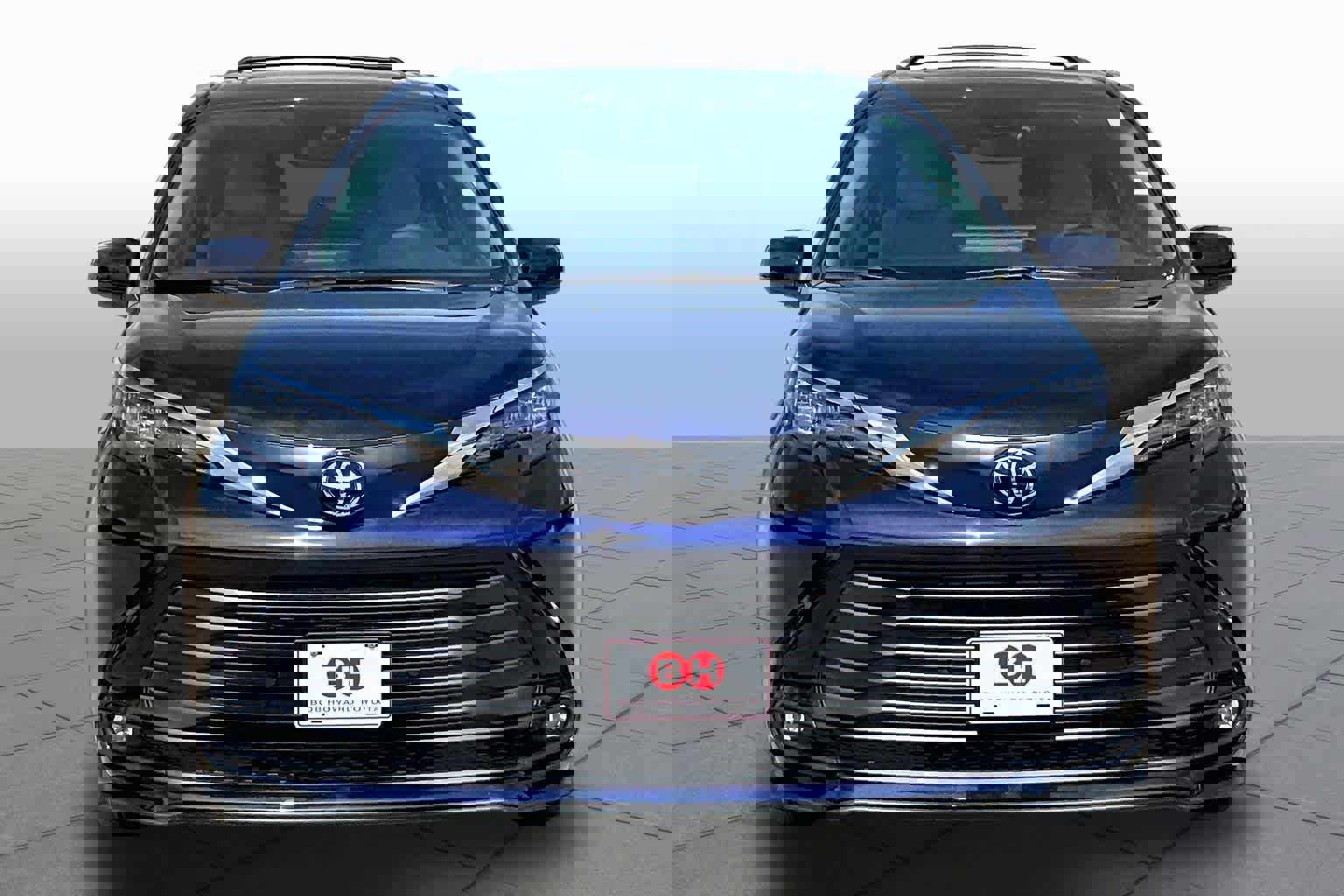 Used 2026 Toyota Sienna XLE image 4