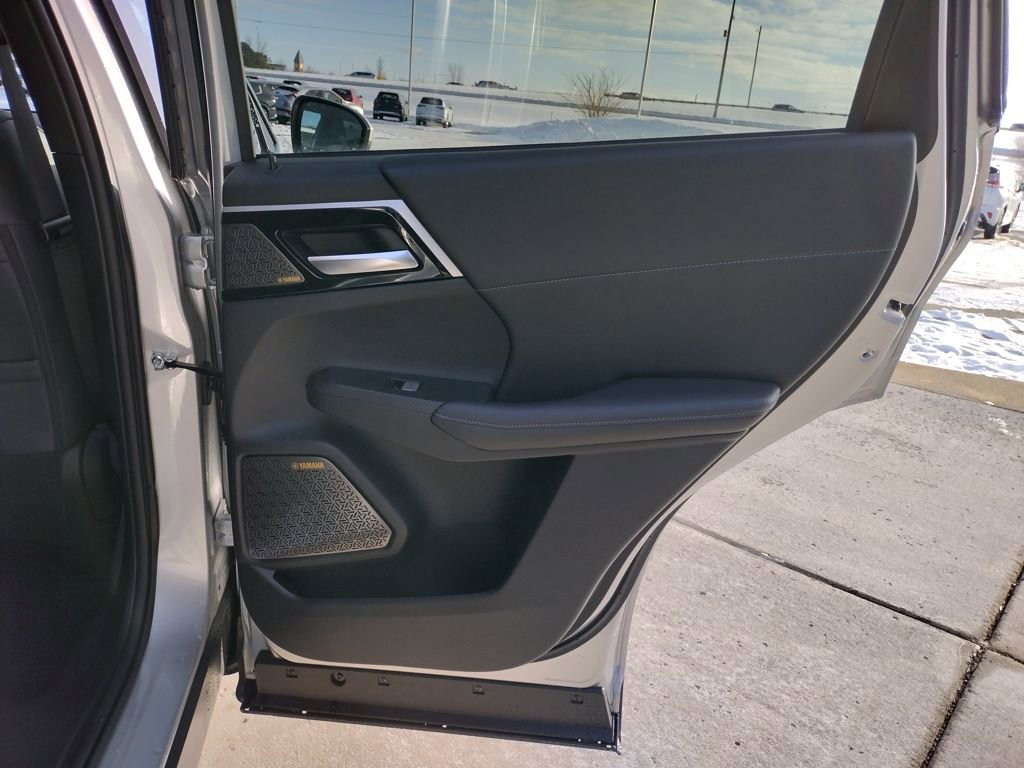 New 2026 Mitsubishi Outlander SE image 32