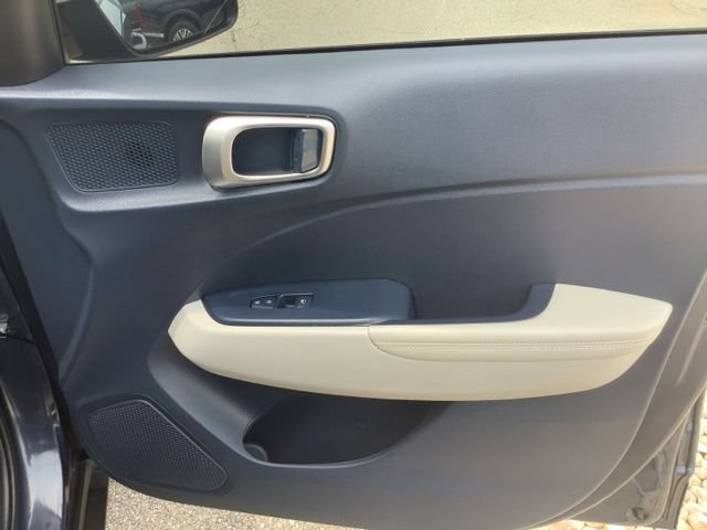 Certified 2025 Hyundai Venue Limited FWD image 17