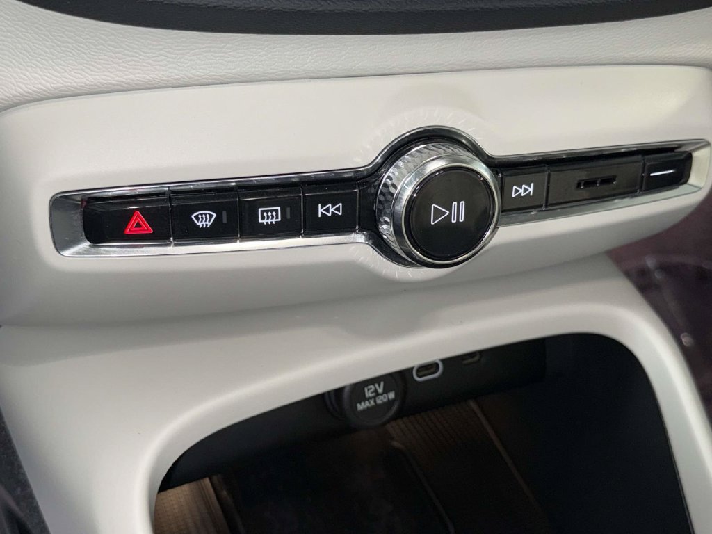 Used 2024 Volvo XC40 B5 Plus AWD/4WD image 25