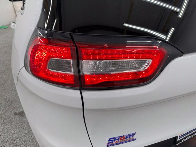 Used 2016 Jeep Cherokee Latitude w/ Safety/Convenience Group FWD image 7