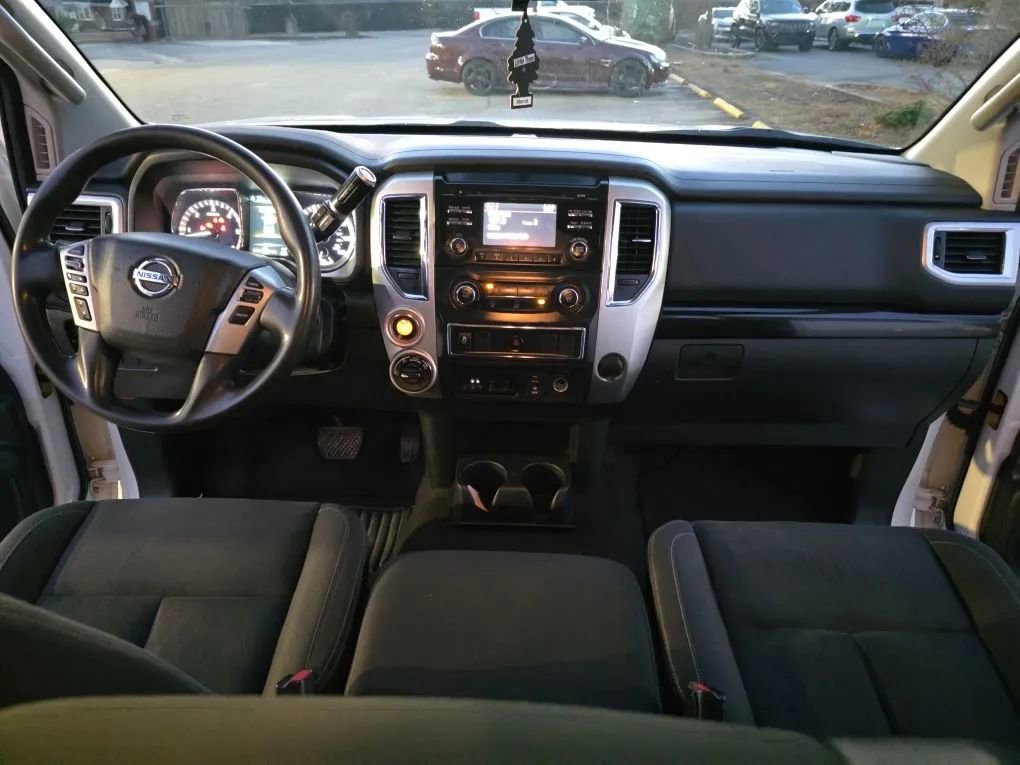 Used 2017 Nissan Titan SV AWD/4WD image 10