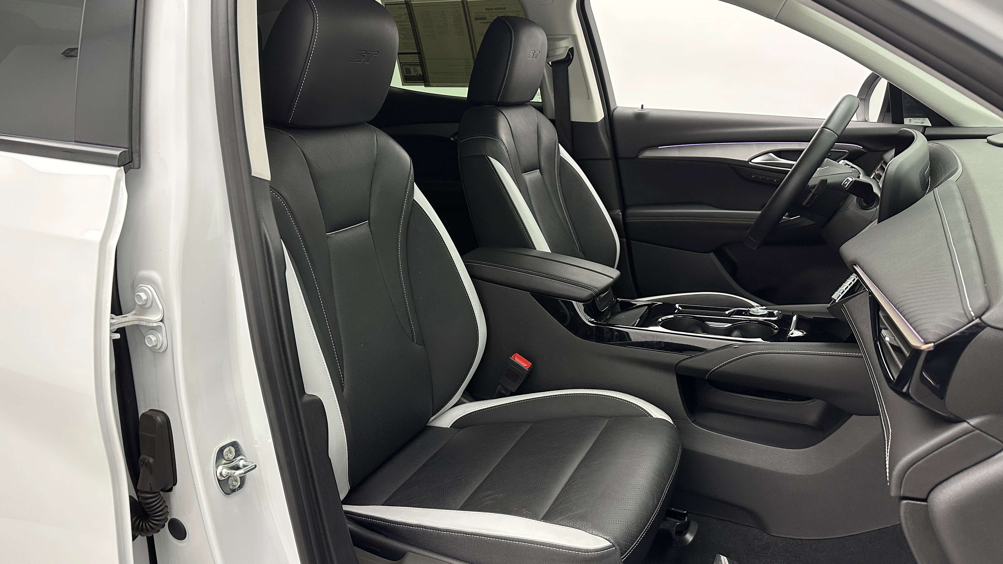 Used 2024 Buick Envision Sport Touring image 36