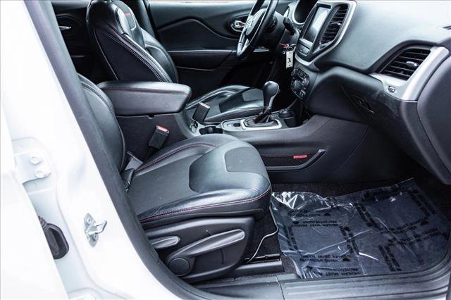 Used 2017 Jeep Cherokee Trailhawk w/ Cold Weather Group image 29