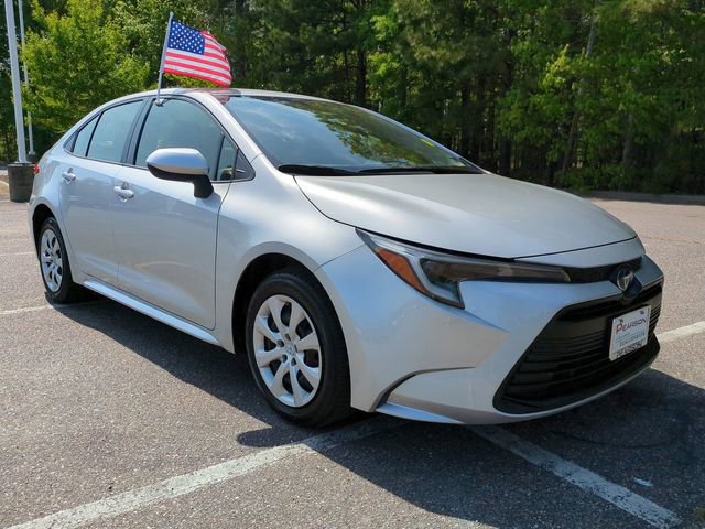 Used 2025 Toyota Corolla LE w/ Convenience Package image 2