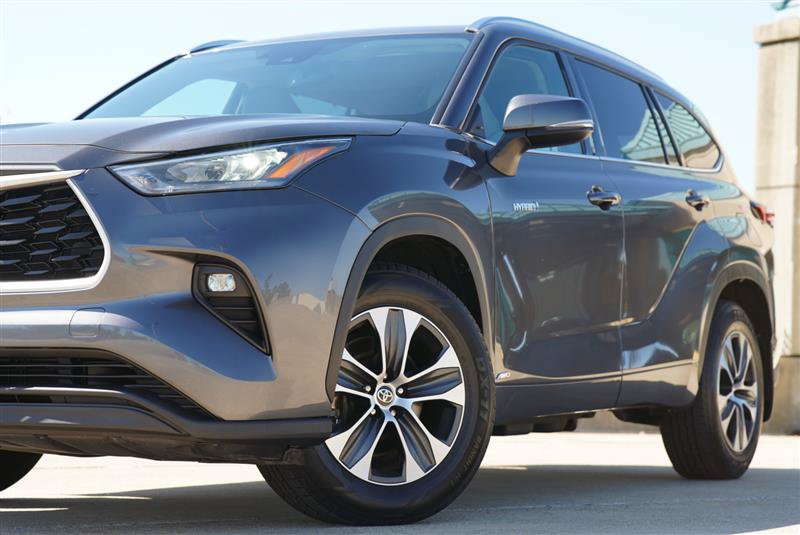 Used 2020 Toyota Highlander XLE AWD/4WD image 11