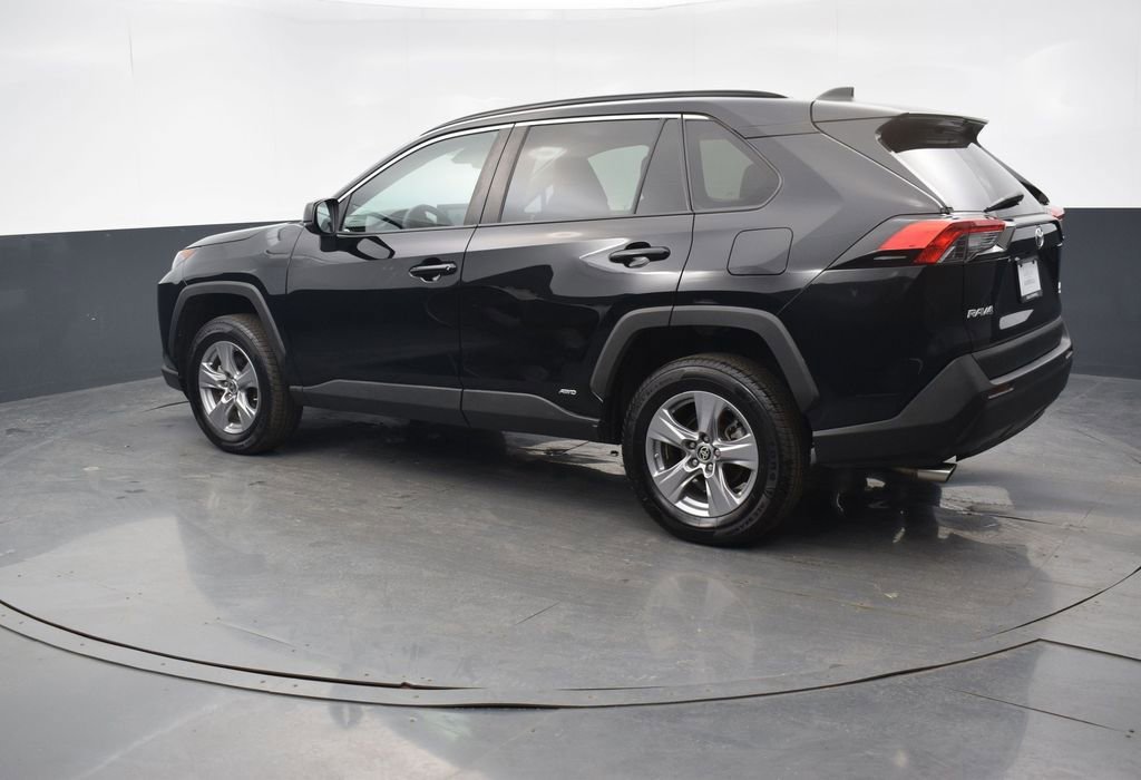 Used 2022 Toyota RAV4 LE AWD/4WD image 3
