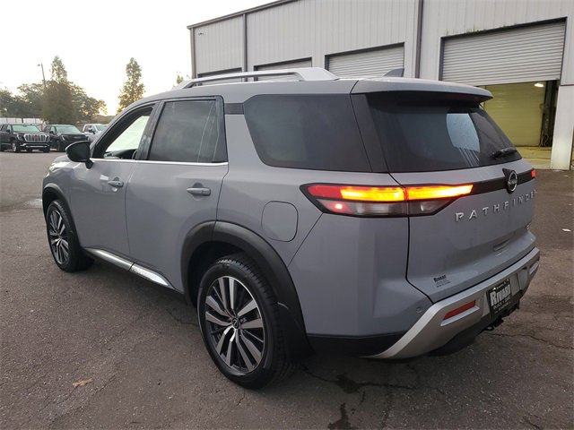 Used 2022 Nissan Pathfinder Platinum image 3