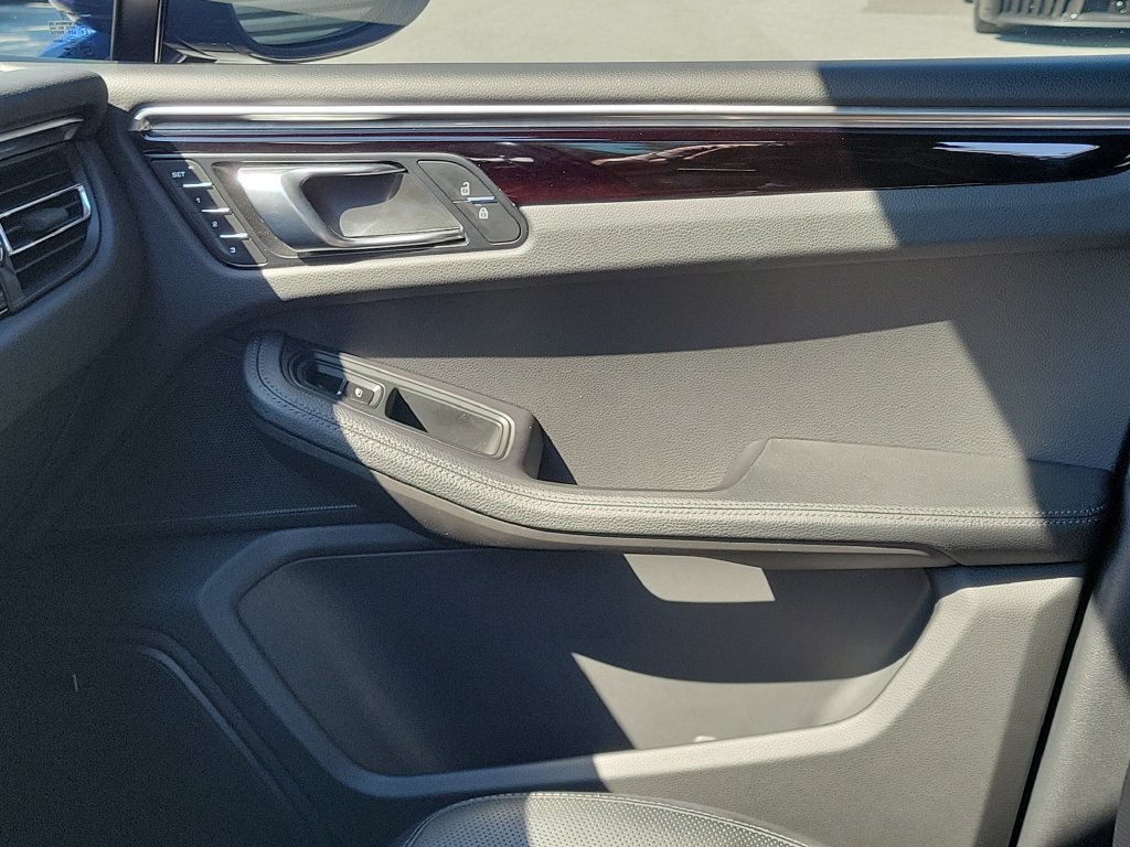 Certified 2024 Porsche Macan AWD/4WD image 23