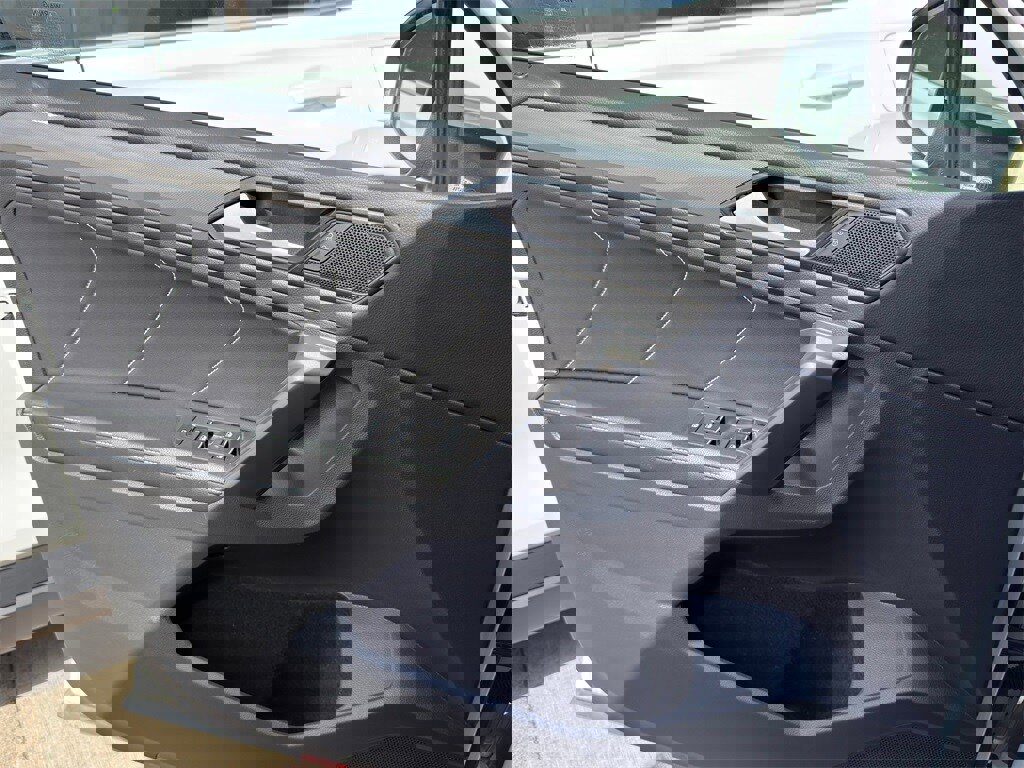 Used 2022 Volkswagen Tiguan SE image 16