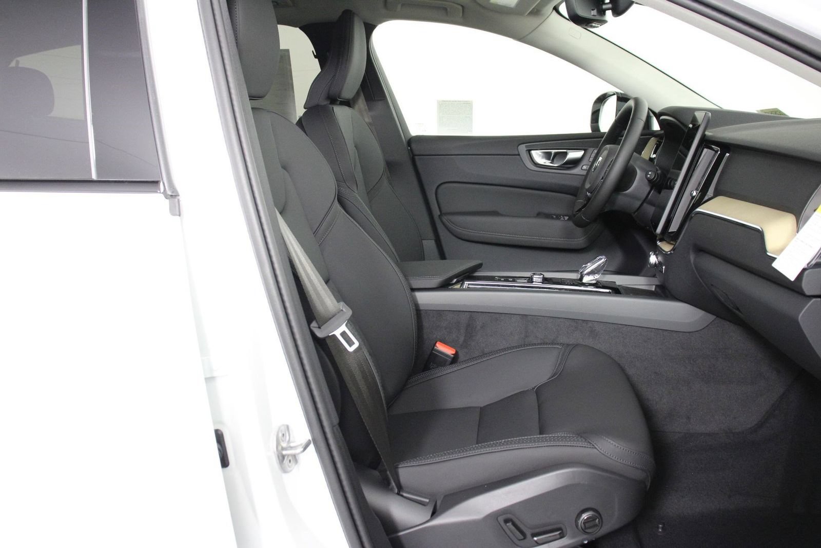 New 2026 Volvo XC60 B5 Plus w/ Climate Package PRO AWD/4WD image 10