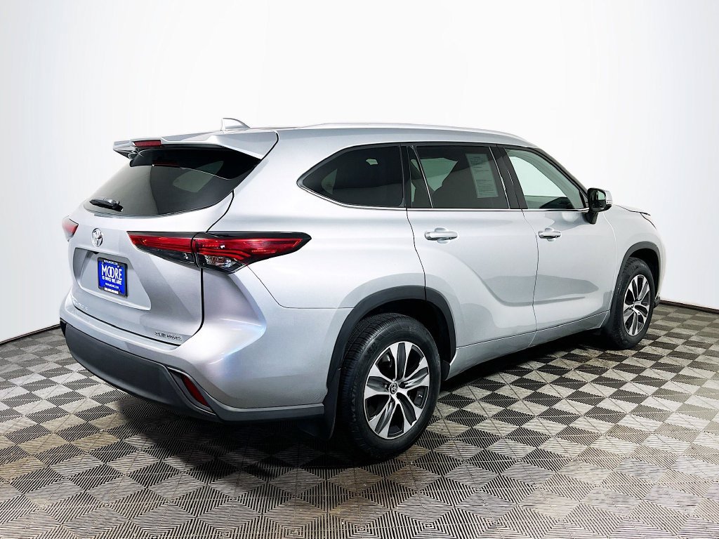 Used 2022 Toyota Highlander XLE AWD/4WD image 7