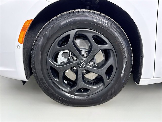 Used 2025 Chrysler Pacifica Premium image 32