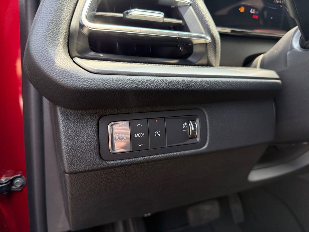 Used 2025 Chevrolet Traverse LT w/ Midnight/Sport Edition image 17