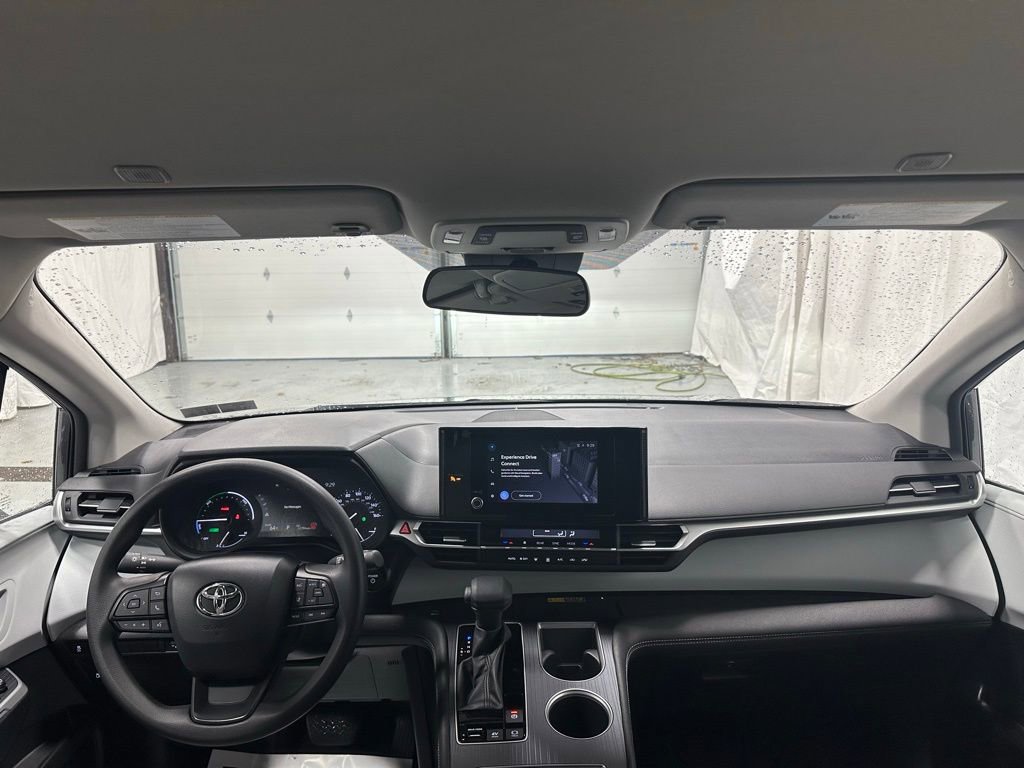 Used 2025 Toyota Sienna LE image 43