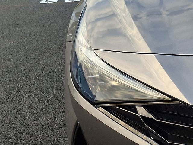 Used 2021 Hyundai Elantra Limited image 9