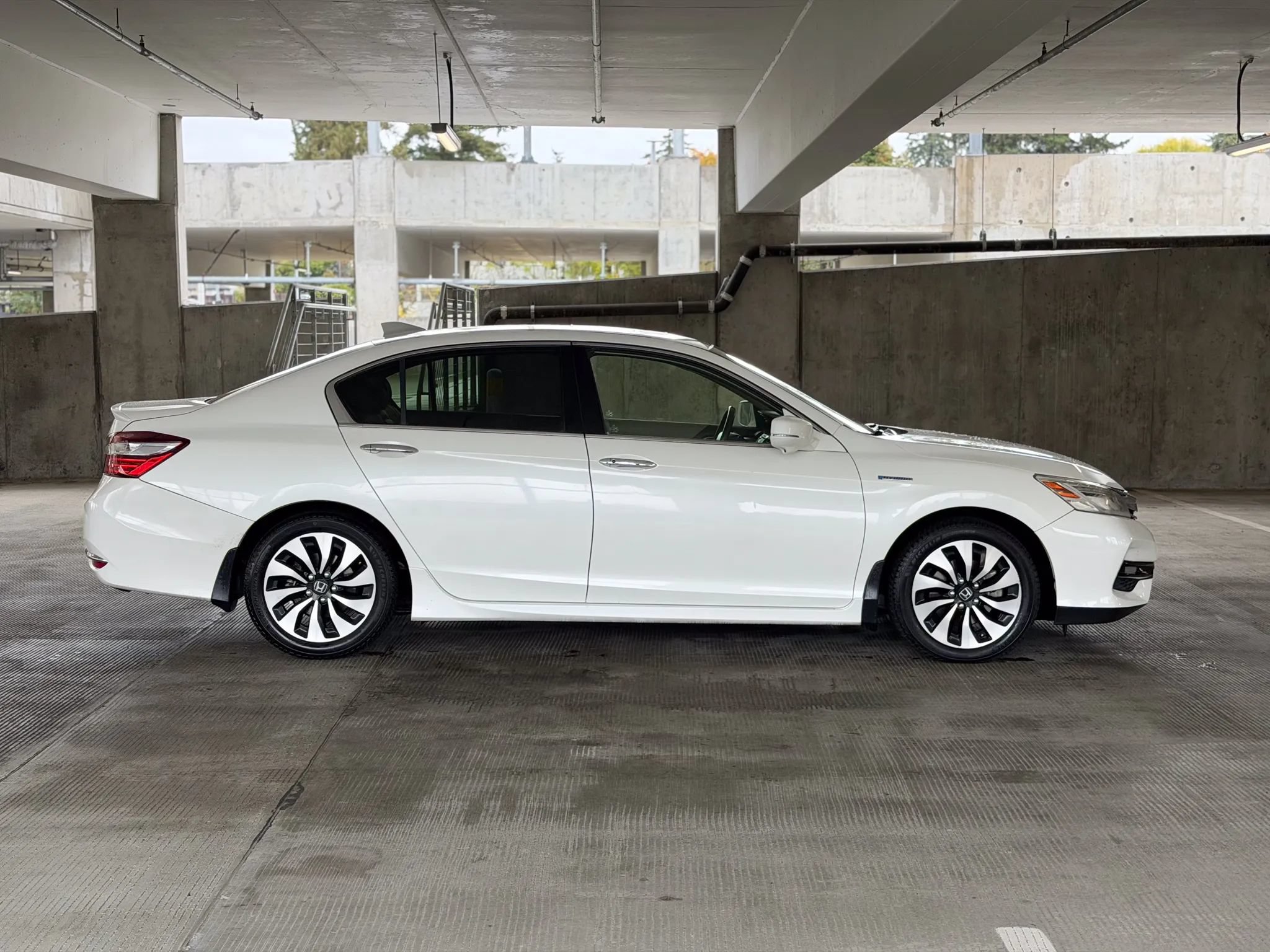 Used 2017 Honda Accord Touring image 4