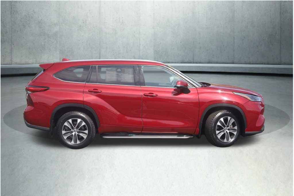 Used 2021 Toyota Highlander XLE AWD/4WD image 14