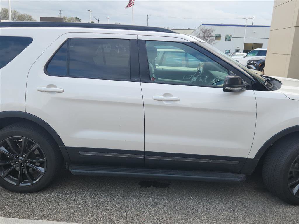 Used 2017 Ford Explorer XLT w/ XLT Appearance Package image 14