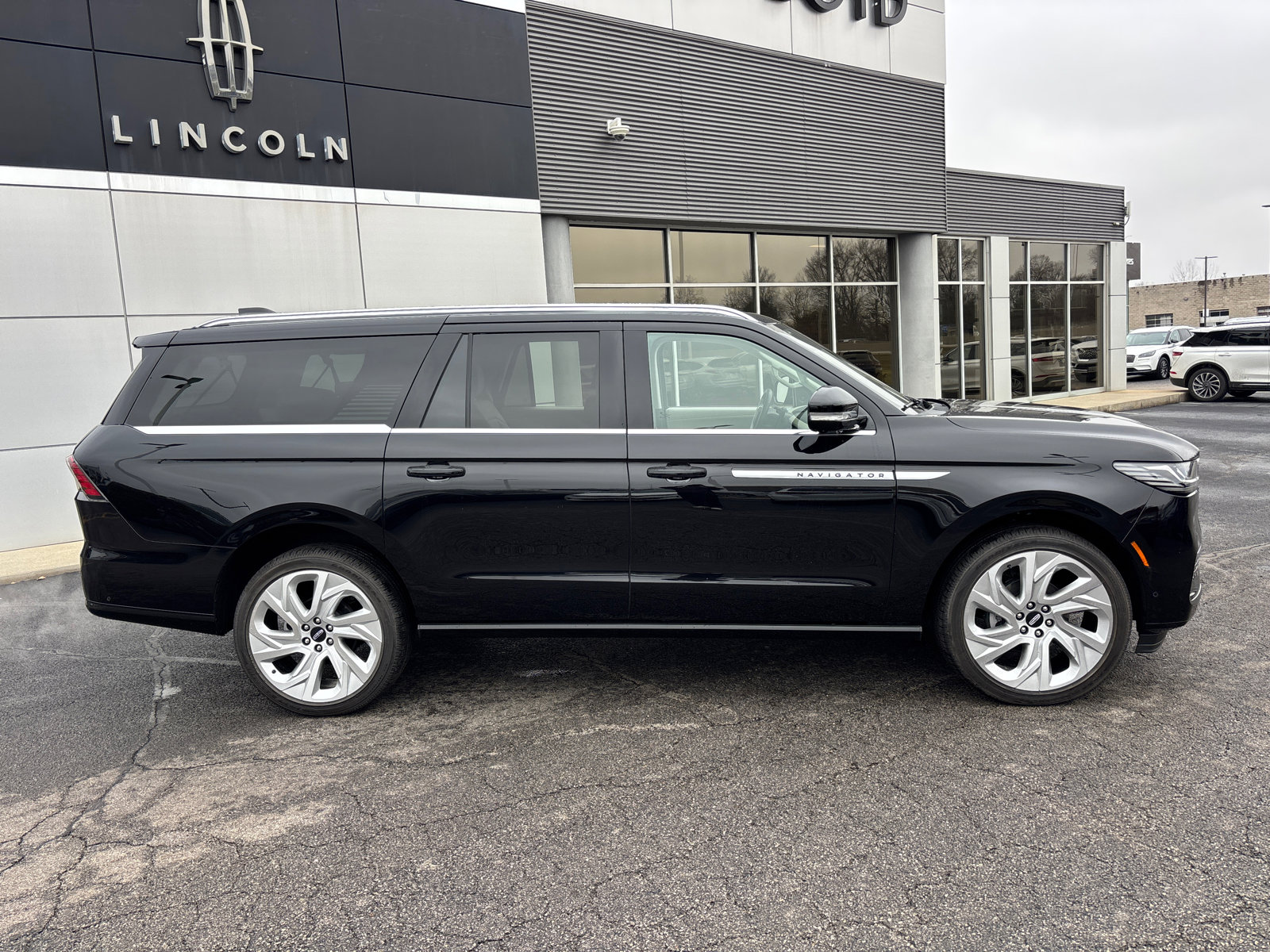 New 2025 Lincoln Navigator L Reserve AWD/4WD image 8