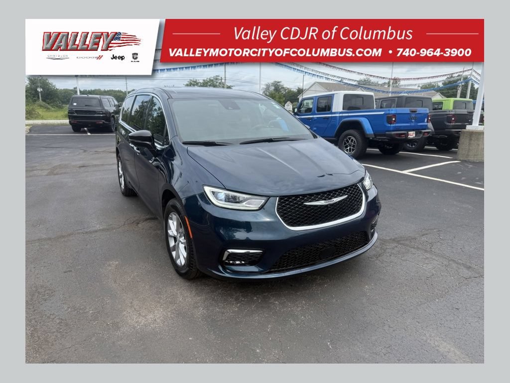 Used 2025 Chrysler Pacifica Select w/ Uconnect Theater Family Group