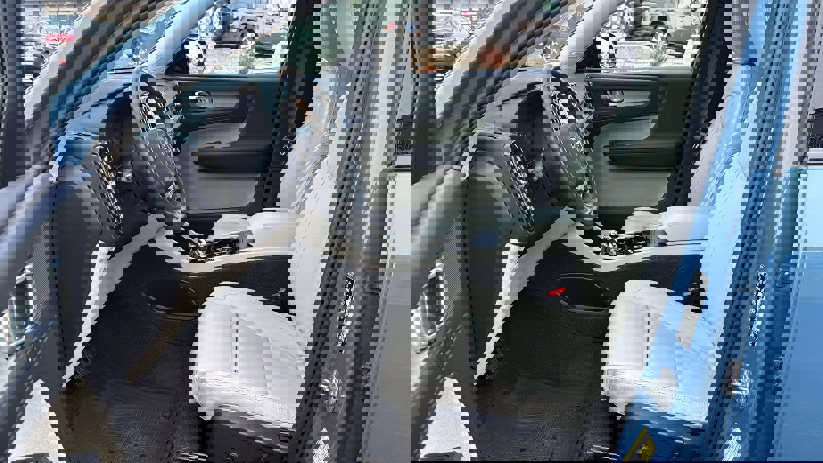 Used 2023 Volvo XC40 B5 Plus w/ Climate Package image 11