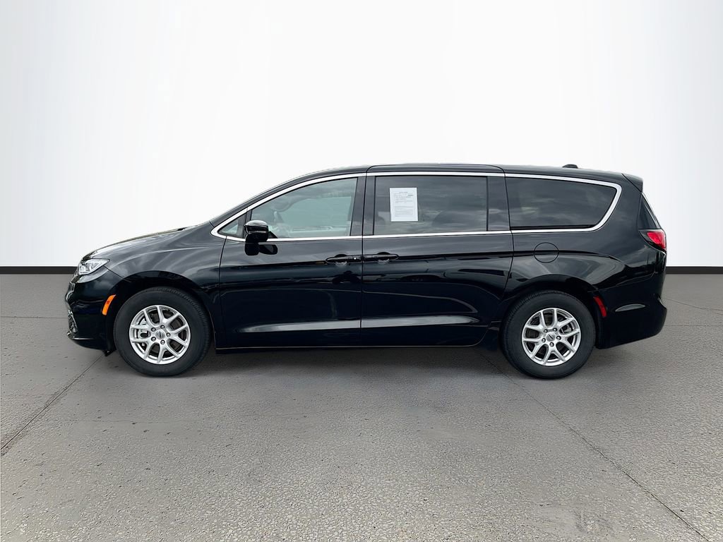 Certified 2025 Chrysler Pacifica Select image 4