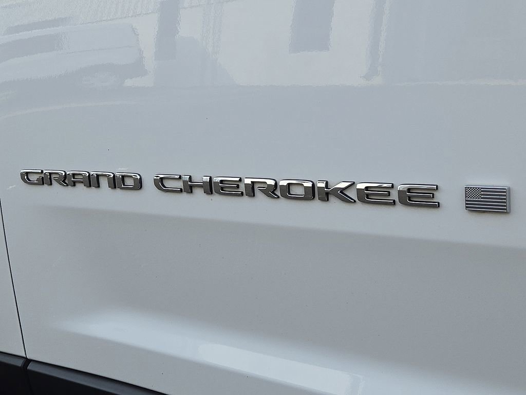 Used 2023 Jeep Grand Cherokee Laredo image 30