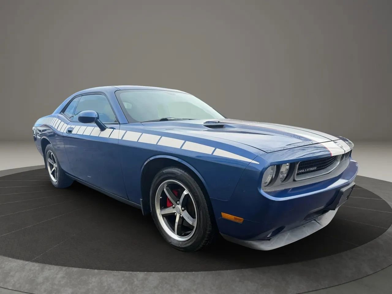 Used 2010 Dodge Challenger SE image 3