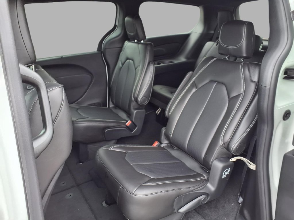 New 2027 Chrysler Pacifica Select AWD/4WD image 22