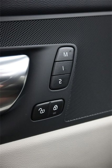 Used 2023 Volvo XC60 B5 Plus image 38