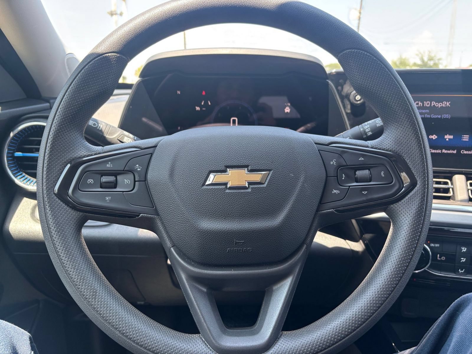 Used 2025 Chevrolet Trax LT FWD image 22