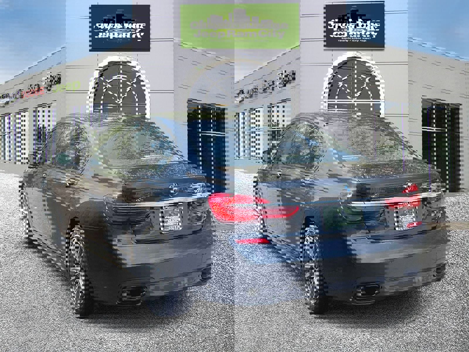 Used 2019 BMW 740i xDrive w/ M Sport Package image 8