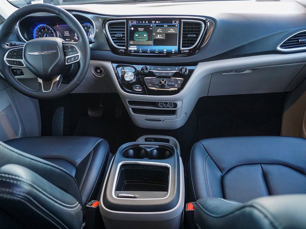Used 2024 Chrysler Pacifica Touring-L FWD image 15