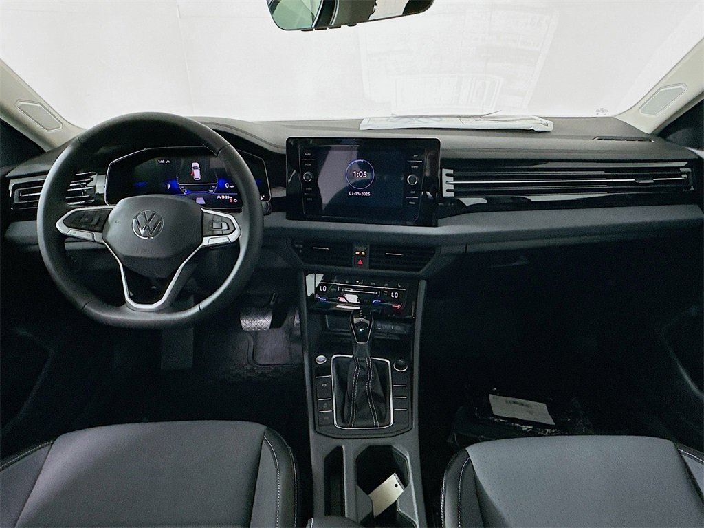 Used 2025 Volkswagen Jetta SE image 3