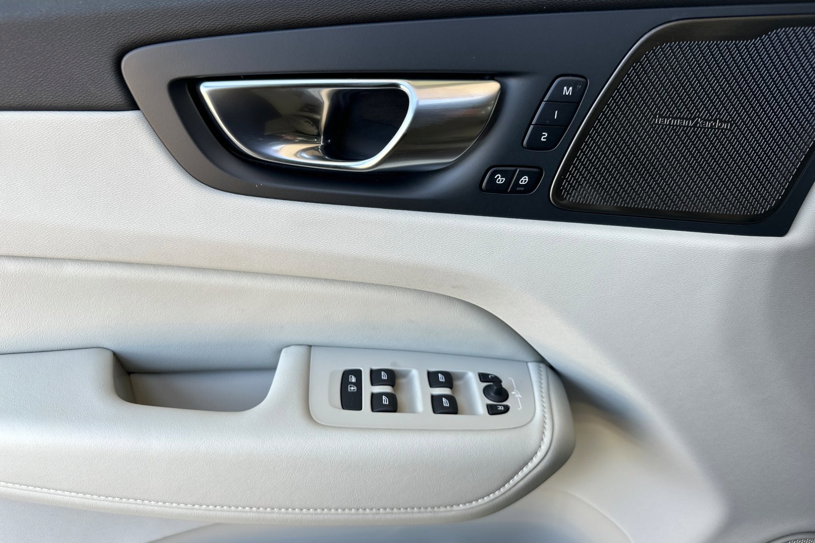 New 2026 Volvo XC60 B5 Ultra AWD/4WD image 9